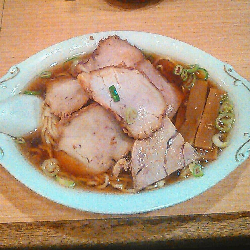 旅とラーメンさんのインスタグラム写真 - (旅とラーメンInstagram)「田丸　@ 目黒 チャーシュー麺800円 チャーシュー麺はカレー皿。チャーシューの下に煮キャベツがたくさん。#ラーメン#ラーメンインスタグラマー#ラーメン倶楽部#田丸#目黒#カレー皿」6月16日 21時49分 - tabitoramen