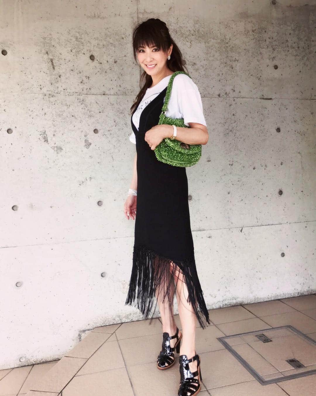 山田佳子さんのインスタグラム写真 - (山田佳子Instagram)「今日から7月☆夏ですね!😊 #今日のコーディネート #モノトーンコーデ #アクセントカラー #グリーン  #山田佳子」7月1日 17時56分 - yoshiko117