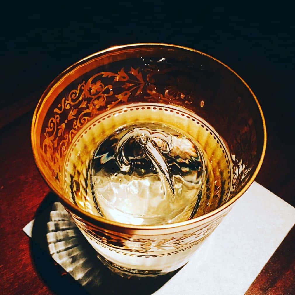 アンミカさんのインスタグラム写真 - (アンミカInstagram)「バカラのB BARへ。グラスも美しく、氷のBもたまらないプレミアム感✨ #モルトが大好き必ずロックとチェーサー #この年になるとお酒時々水が大切 #美しいものに触れるとストレスが飛ぶ #美味しいお酒も好きやけど〜〜 #田中みな実 #大竹真一郎  #bbar #baccarat #model #ahnmika」7月1日 10時12分 - ahnmikaofficial