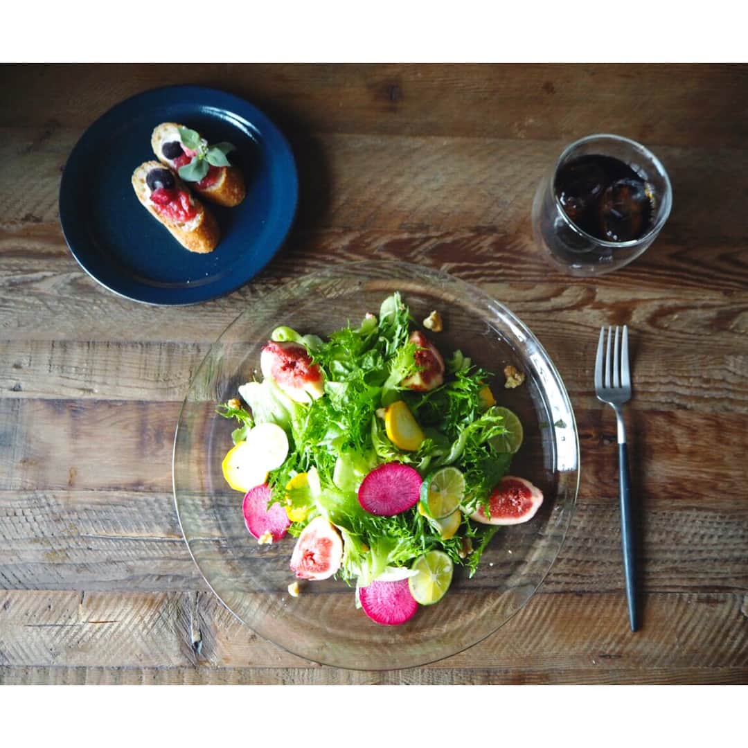 高山都さんのインスタグラム写真 - (高山都Instagram)「美しいお皿をいただきました。  まず最初に選んだのはイロトリドリの野菜。 透明なガラスの曲線美によく似合った❤︎ #松岡ようじ さんの作品です。 素敵な贈り物をありがとう！！ さて… 【お知らせ】  7月9日（日）西武池袋本店にてイベントをやらせてもらいます。  3階ハニカムモードにて、1日だけのセレクトショップのオーナーさんをやります。  テーマは「都の小さな雑貨店」  大分の小鹿田焼をはじめ、沖縄の志陶房や小代焼などのうつわ、 @atelier_beton のエプロン、 @dresssen のミトンなどなど、普段から愛用している大好きなものたちを扱う特別ショップを作らせてもらうことになりました。 実際に、ワタシが各ブランドさんにお願いして集めたものばかりなんです。 各アイテムの紹介は後々に。  そして、15:00〜特製サラダレシピのワークショップを開催。 ※ワークショップにはチケットをお持ちの方のみご参加いただけます。 【チケット配布方法】 ・6月30日（金）〜7月9日（日）のみ期間にハニカムモードにて、『高山都の美食姿』をご購入の方、 またはイベント当日、対象商品をご購入先着で配布いたします。 ・ワークショップの他にも、フラワーアレンジメントを直接レクチャーしたり、対象商品ご購入の方にオリジナルサラダのプレゼントもご用意しております。  ちなみに、ワタシは1日中、店内に居りますので、会いに来てくれるだけでも嬉しいです🙋🏻 暮らしを彩る素敵なものを集めました。 ぜひ、いらしてください。  #みやれゴハン #おうちごはん #お皿 #くらし #シアワセ #サラダの時間 #おはよう #高山都の美食姿 #高山都 #DREESSEN #atelierbéton #小鹿田焼 #小代焼 #志陶房 #ハニカムモード」7月1日 10時51分 - miyare38