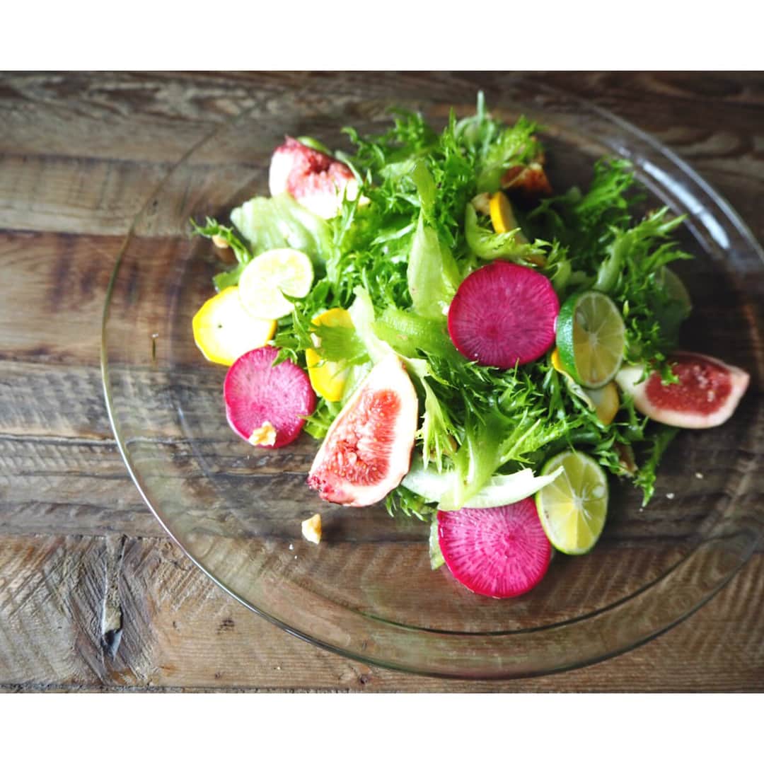 高山都さんのインスタグラム写真 - (高山都Instagram)「美しいお皿をいただきました。  まず最初に選んだのはイロトリドリの野菜。 透明なガラスの曲線美によく似合った❤︎ #松岡ようじ さんの作品です。 素敵な贈り物をありがとう！！ さて… 【お知らせ】  7月9日（日）西武池袋本店にてイベントをやらせてもらいます。  3階ハニカムモードにて、1日だけのセレクトショップのオーナーさんをやります。  テーマは「都の小さな雑貨店」  大分の小鹿田焼をはじめ、沖縄の志陶房や小代焼などのうつわ、 @atelier_beton のエプロン、 @dresssen のミトンなどなど、普段から愛用している大好きなものたちを扱う特別ショップを作らせてもらうことになりました。 実際に、ワタシが各ブランドさんにお願いして集めたものばかりなんです。 各アイテムの紹介は後々に。  そして、15:00〜特製サラダレシピのワークショップを開催。 ※ワークショップにはチケットをお持ちの方のみご参加いただけます。 【チケット配布方法】 ・6月30日（金）〜7月9日（日）のみ期間にハニカムモードにて、『高山都の美食姿』をご購入の方、 またはイベント当日、対象商品をご購入先着で配布いたします。 ・ワークショップの他にも、フラワーアレンジメントを直接レクチャーしたり、対象商品ご購入の方にオリジナルサラダのプレゼントもご用意しております。  ちなみに、ワタシは1日中、店内に居りますので、会いに来てくれるだけでも嬉しいです🙋🏻 暮らしを彩る素敵なものを集めました。 ぜひ、いらしてください。  #みやれゴハン #おうちごはん #お皿 #くらし #シアワセ #サラダの時間 #おはよう #高山都の美食姿 #高山都 #DREESSEN #atelierbéton #小鹿田焼 #小代焼 #志陶房 #ハニカムモード」7月1日 10時51分 - miyare38