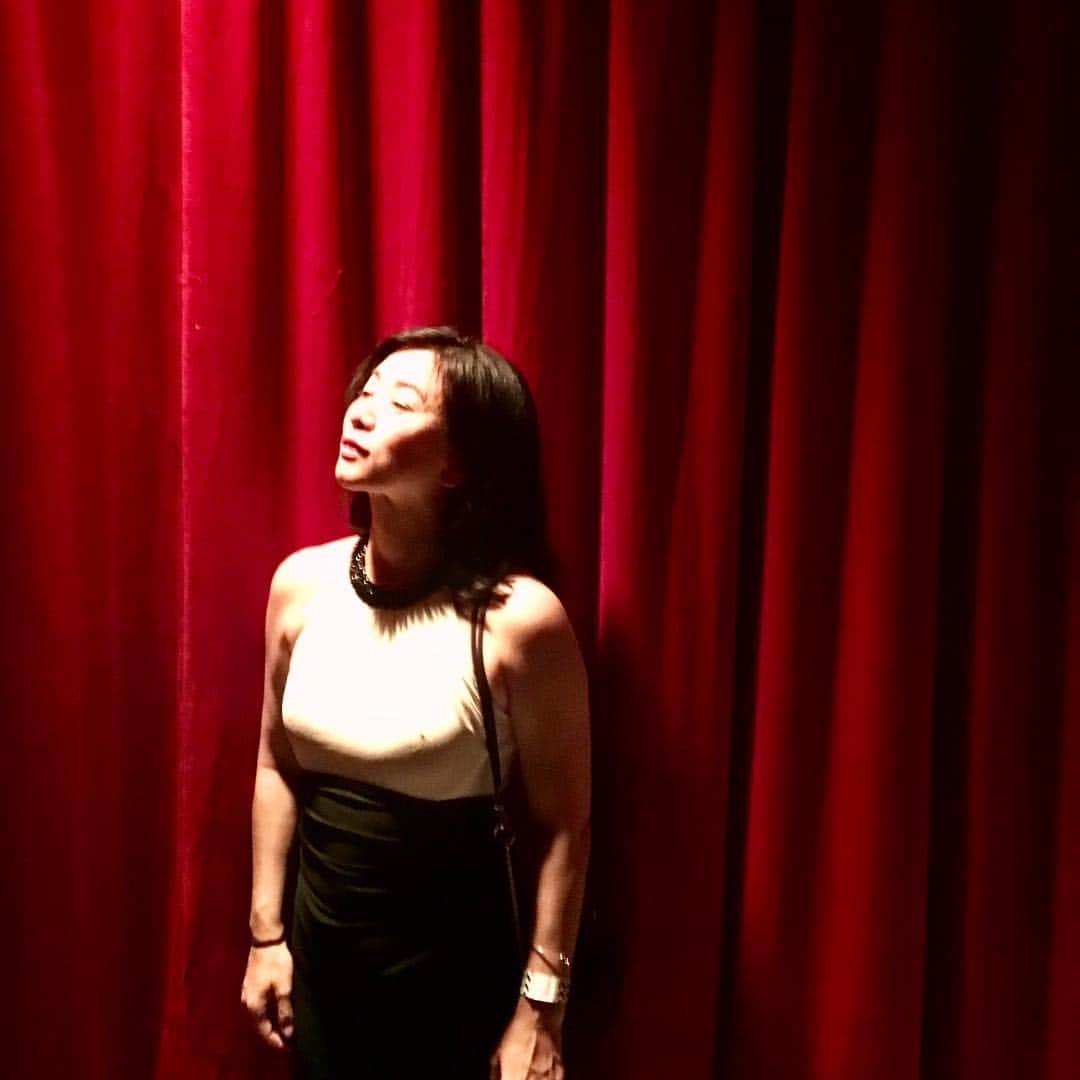 裕木奈江さんのインスタグラム写真 - (裕木奈江Instagram)「Front of the red curtain. #twinpeaks #ツインピークス #naeyuuki #裕木奈江」7月1日 10時56分 - nae_yuuki