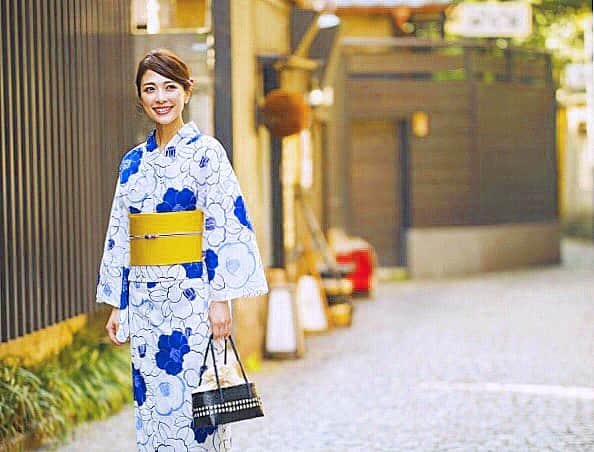 西山真以さんのインスタグラム写真 - (西山真以Instagram)「* 今日から七月🌻 マルイさんのビジュアル撮影で着させていただいた今年初浴衣👘  白×ブルーの清潔感ある涼しげなカラーリングが素敵でした。 梅雨明け後の爽やかな夏空が待ち遠しい👐🏻💙 . #hello #july  #marui #マルイ #yukata #浴衣 #japanese #traditional #culture #kagurazaka #神楽坂 #西山真以」7月1日 14時13分 - mai0830