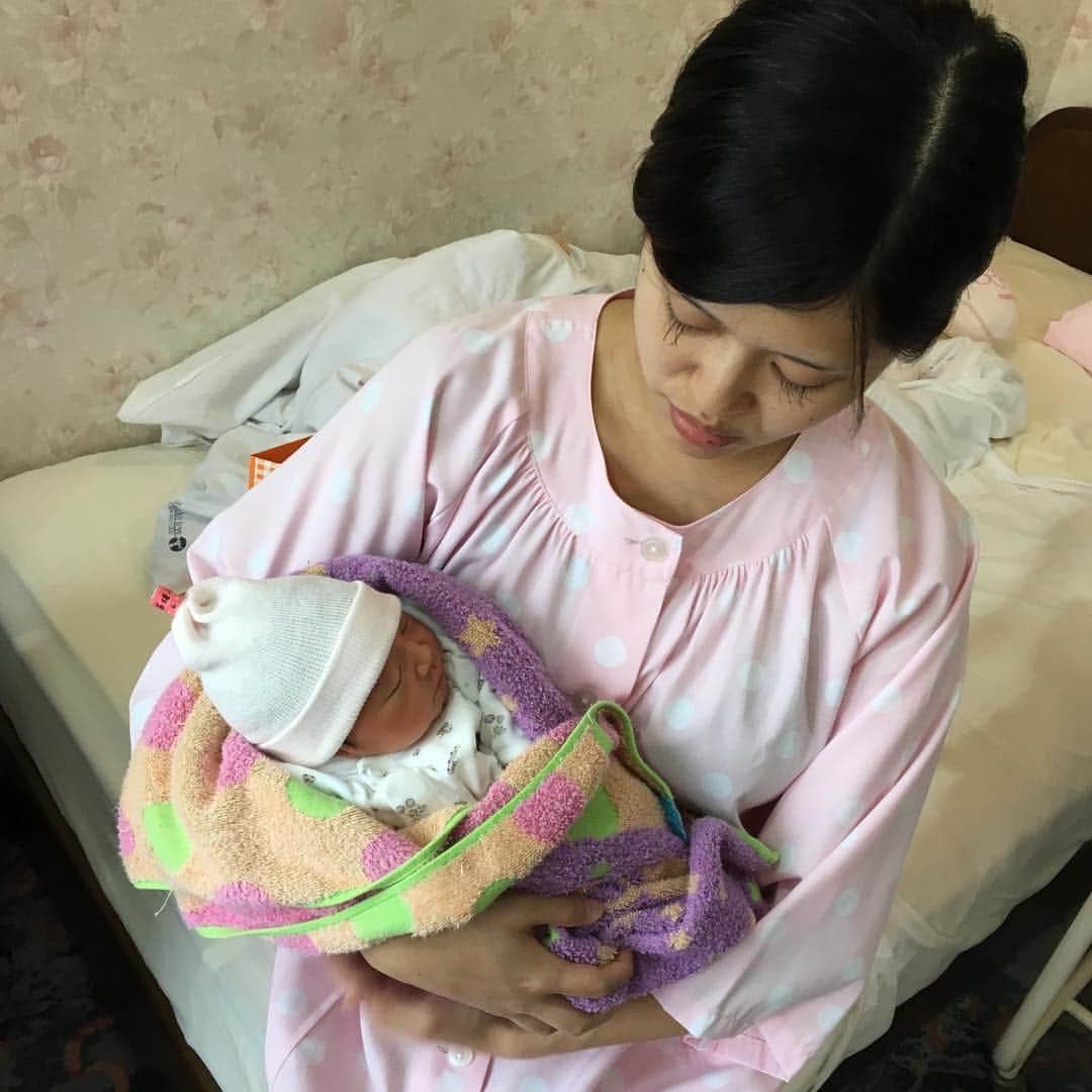 田口春菜のインスタグラム：「あかねおめでとーう❤️ 赤ちゃん可愛かった😍 新生児ってこんなに小さいんだ。 二児の母頑張ってね💕 #新生児 #可愛すぎる #茜お疲れ様 #母は偉大」
