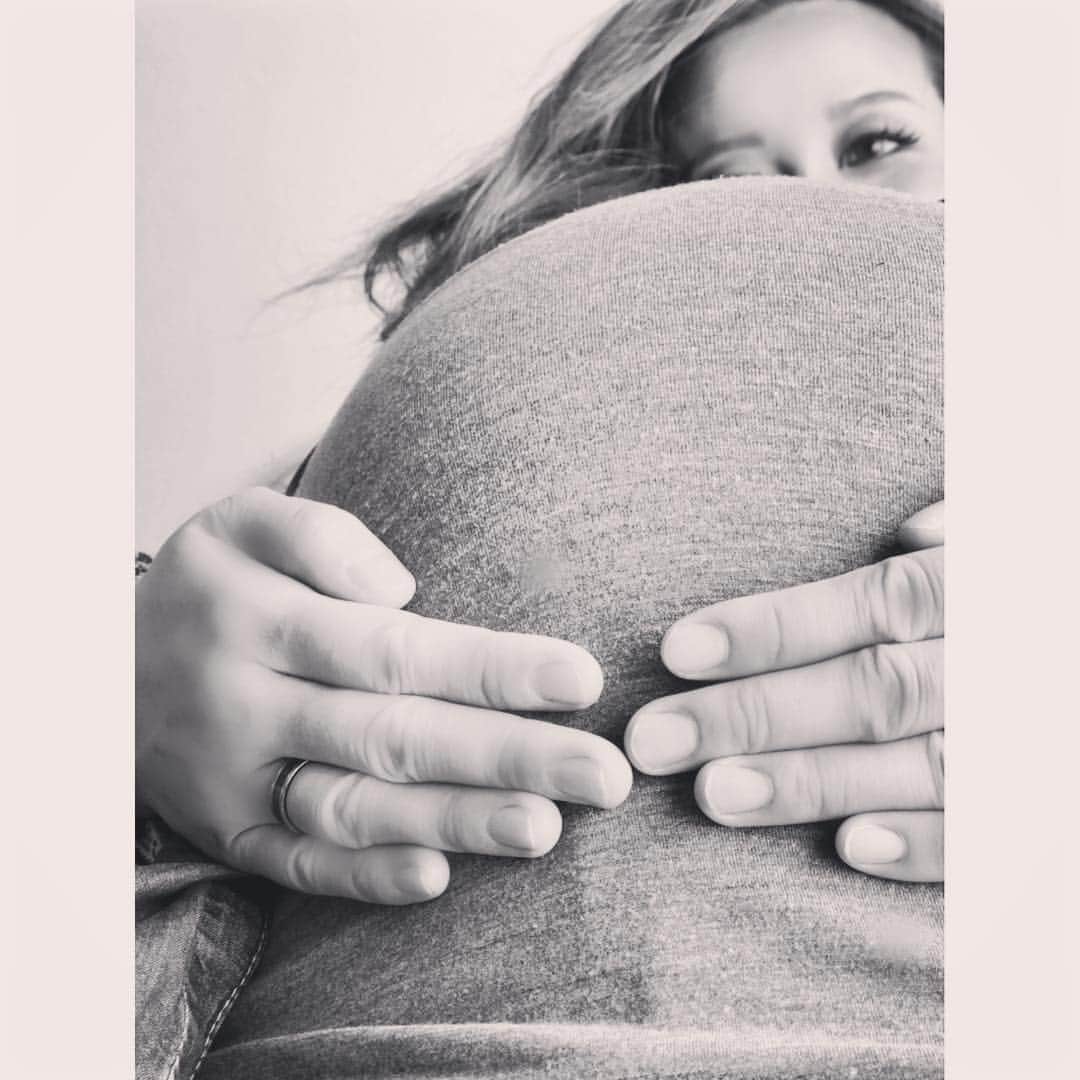 PINKYさんのインスタグラム写真 - (PINKYInstagram)「my baby & baby bump growing up day by day🤰❤️👶 . photo by hubby👨🏻💋 ・・・ #maternityphoto #maternity #maternitystyle #maternitygram #pregnant #pregnancy #preggy #babybump  #bump #プレママ #マタニティ #妊婦 #love #happy #family #10monthpregnancy #臨月」6月17日 19時12分 - shanti_pinky_shanti