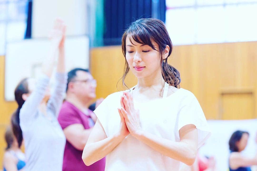内山理名さんのインスタグラム写真 - (内山理名Instagram)「Good morning🌴 ・ ・ お天気の土曜日… YOGA WOMAN 行ってきます♡ 3331 Art Chiyoda にて。  ヨガを中心に女性の為の医学 食のセミナーなど 時間があったら全て受けたいくらい…  一緒に楽しい時間を過ごしましょう！  お待ちしております❤️ ・ #yogawoman2017  #yoga #healthylifestyle  #beauty」6月17日 11時12分 - rinauchiyama_official