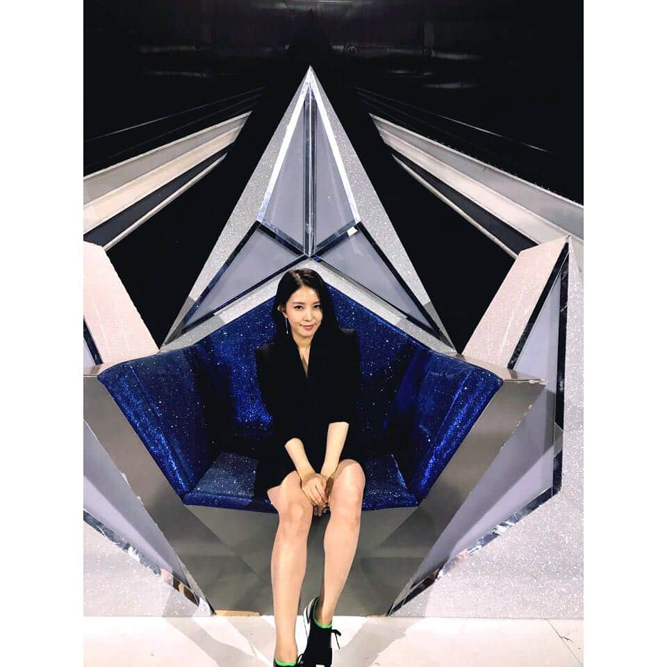 BoAのインスタグラム：「정말 #끝 101친구들 너무 고생 많았고, 자랑스러웠어요! 가수의 꿈을 이뤄서 꼭 가수 후배와 선배로 만나기로해요!! 마지막회에 드디어 저도 푹신한 저 의자에 한번 앉아봤습니다 🤗 꿈은 갈고닦으면 반짝일수있다는걸 친구들을 통해 다시 알게되었네요. 오히려 제가 친구들에게 많은걸 배운 백일이었습니다. 모두모두 고생 많으셨습니다!!! #프로듀스101시즌2」