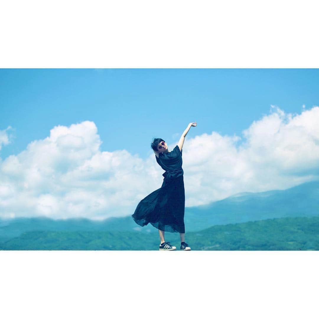 永池南津子さんのインスタグラム写真 - (永池南津子Instagram)「青、白、みどり。 ぐんぐんっとね。 #me #sky #mountain #散歩 #大きく伸びをする #永池南津子」6月17日 11時58分 - natsuko_nagaike
