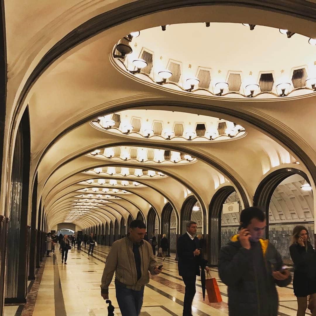 河尻亨一のインスタグラム：「今年はモスクワ経由でカンヌ入り。モスクワの地下鉄、駅名とか何が何やらさっぱりわからない。ローマ字表記がほとんどなく。でも面白い」