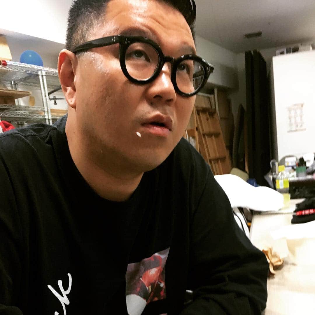 長田庄平のインスタグラム：「こんな綺麗に口に米つけてるやつ初めて見た #スタンプみたいについてる #口 #米 #ライス #シソンヌ #長谷川 #MAD」