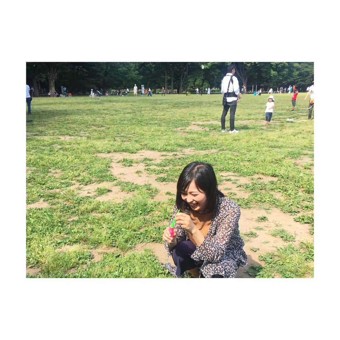 宇内梨沙さんのインスタグラム写真 - (宇内梨沙Instagram)「今日は友達と のんびり過ごせました♫ ハンバーガーを買って公園でピクニック🏃 シャボン玉とバドミントンという コテコテな遊びをしていると お子さんが自然と寄ってきて… お母さんに『大学生ですか〜😊？』 と声をかけて頂けました。 まだ大学生に見えることが嬉しい…😂笑 明日はまた出張ですが 日差しを浴びたので夜しっかり眠れそう…💤 この時期は外の木陰で のんびりするのが幸せですね☘ #完全に #タラレバ娘 #類は友を呼ぶ」6月17日 19時45分 - risaunai