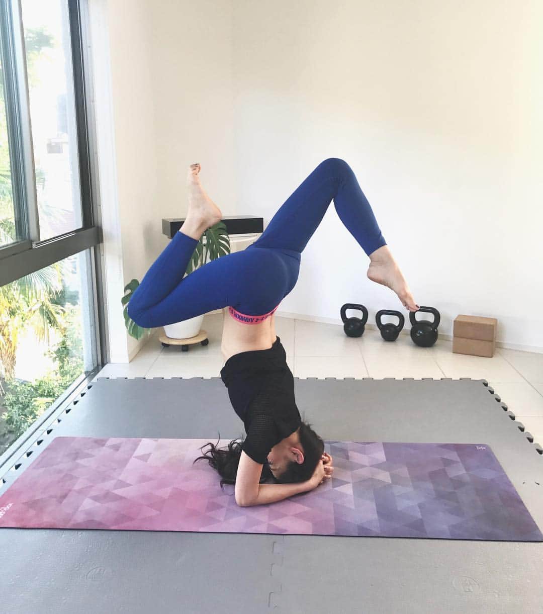 大橋菜央さんのインスタグラム写真 - (大橋菜央Instagram)「Getting comfortable after daily practice🤸‍♂️ . 毎日やってたら、 もはや心地よくなってきた😂 積み重ねって、 今さらながらすごいと思う🤸‍♀️🤸‍♀️🤸‍♀️ . . #yogapose #acroyoga #acrobaticyoga  #naoliving #naoliving_yoga」6月17日 21時33分 - naoliving