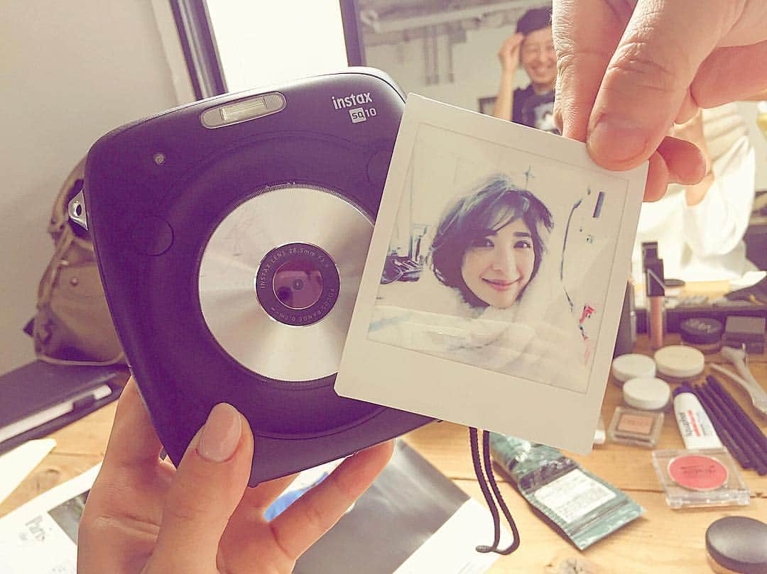 西山真以さんのインスタグラム写真 - (西山真以Instagram)「* デジタル画面付きで、その場でフィルター編集なんかもできてしまう高機能な最新チェキ📷(カメラマン遠藤くん私物) カメラ本体も出てくる写真もかわいらしくってこれはいい♡ 写真をプリントしなくなっている時代だからこそ、たまにこんなのが新鮮で楽しい。欲しい！ . #instaxsquare #sq10  #fujifilm  #hybrid #instant #camera #cheki #lovery」6月17日 21時47分 - mai0830