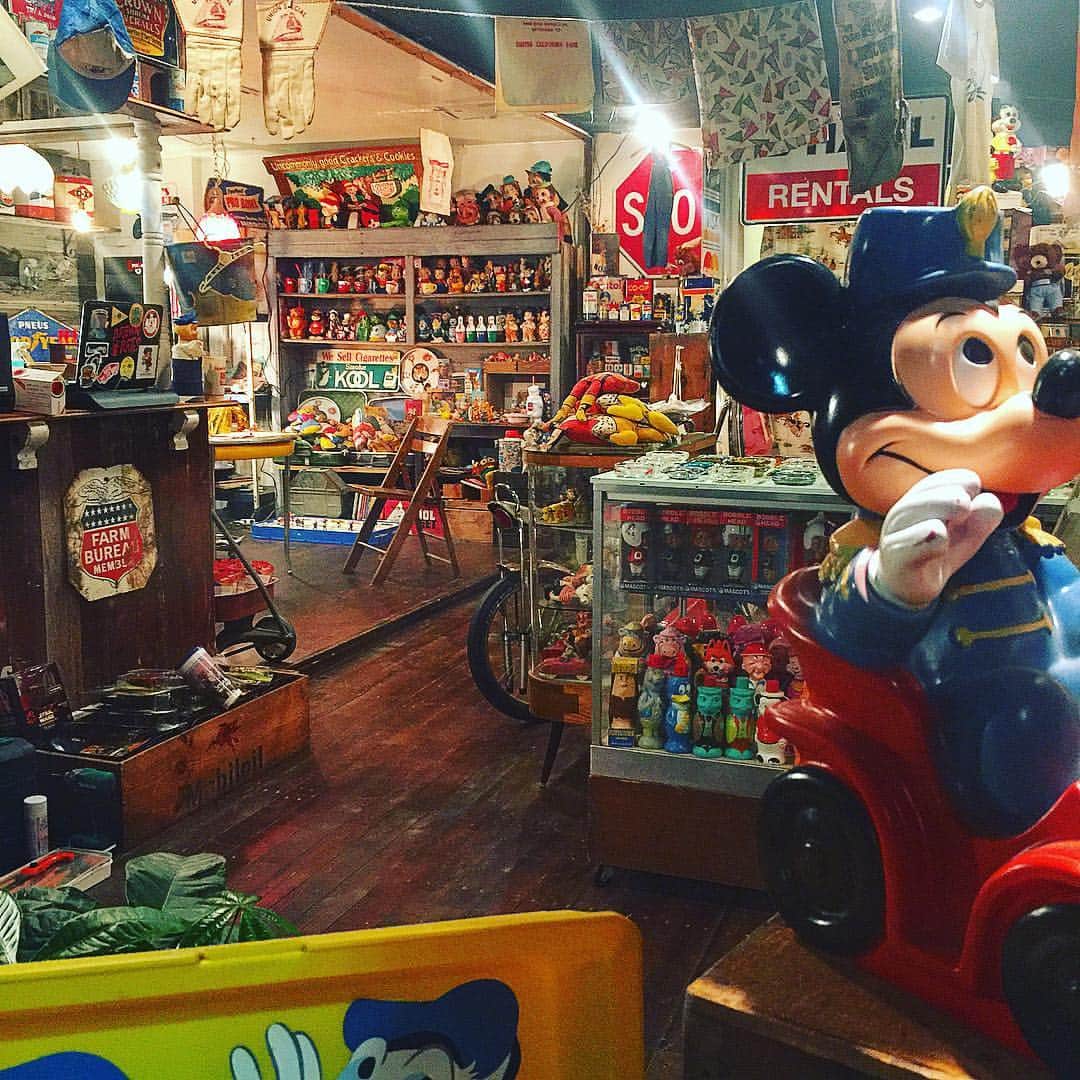 大川知英のインスタグラム：「6.18日 店長dayやりますので、jack's martに居ます🇺🇸 ジャックス号ハイエースを盗んだクソ野郎も来たら許してあげるから来なさい🚬200万くらい買えばな。。 でわ、おまちしてます🚀 #ジャックスマート #店内20パーセントOFFSALE #ビンテージ #アメトイ #新狭山駅から俺の足でスキップ2分 #アメカジボーイズのヨネメもいるよ #TakatsuBase」