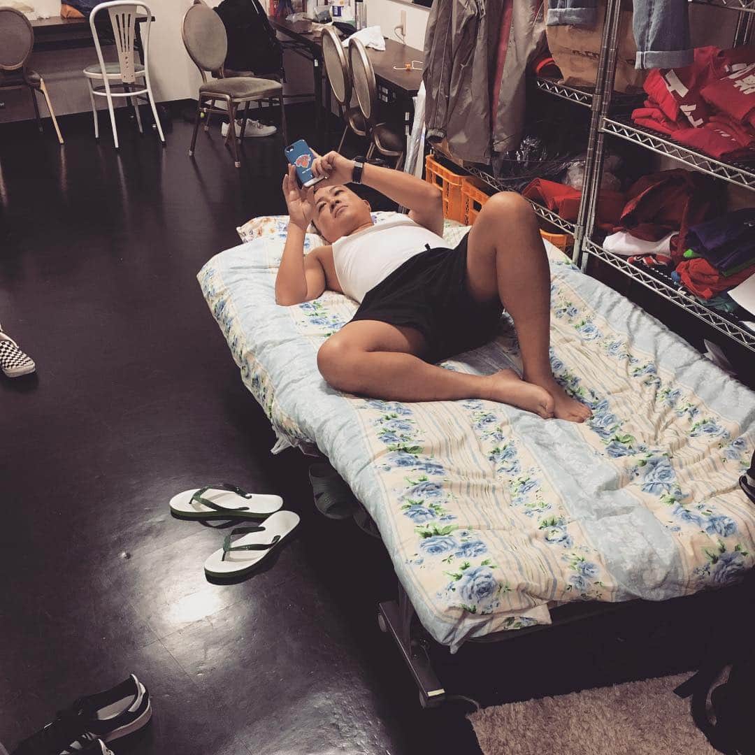長田庄平のインスタグラム：「本日も沖縄満喫しております #遺憾無く曇り #肌寒い #半袖しか持って来てない #風邪ひく気満々や #チョコレートプラネット」