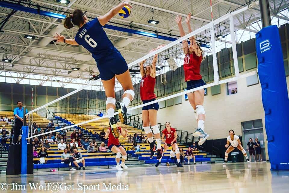 テトリ・ディクソンのインスタグラム：「S/O to my favorite team aka @usavwnt- competing right meow in Peru! Watch live on @flovolleyball 💁🏻🇺🇸❤️ #USAUSAUSA」