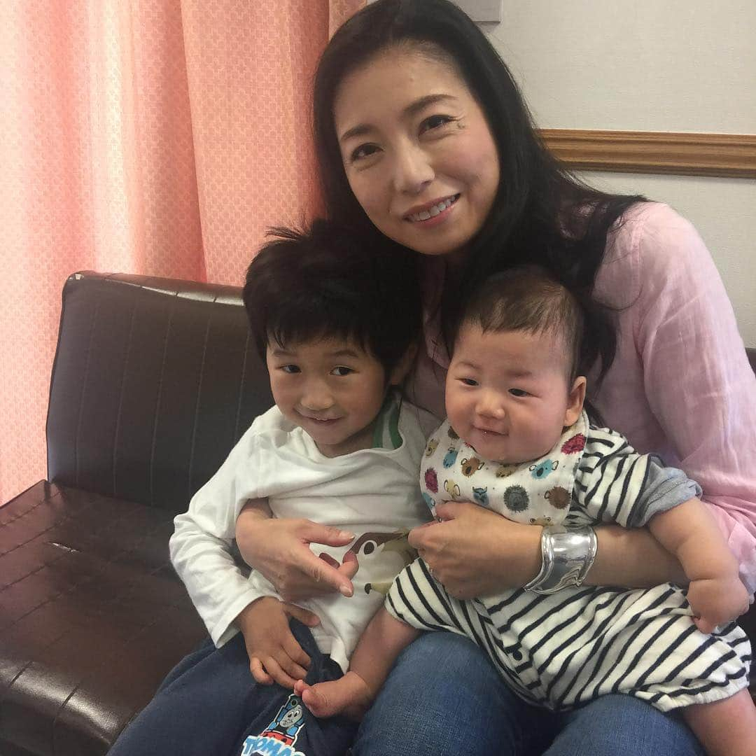 高橋ひとみさんのインスタグラム写真 - (高橋ひとみInstagram)「姪の子供たちと👶  下の子(4カ月)とは今日が初対面👶」6月18日 12時01分 - hitomi_momoe