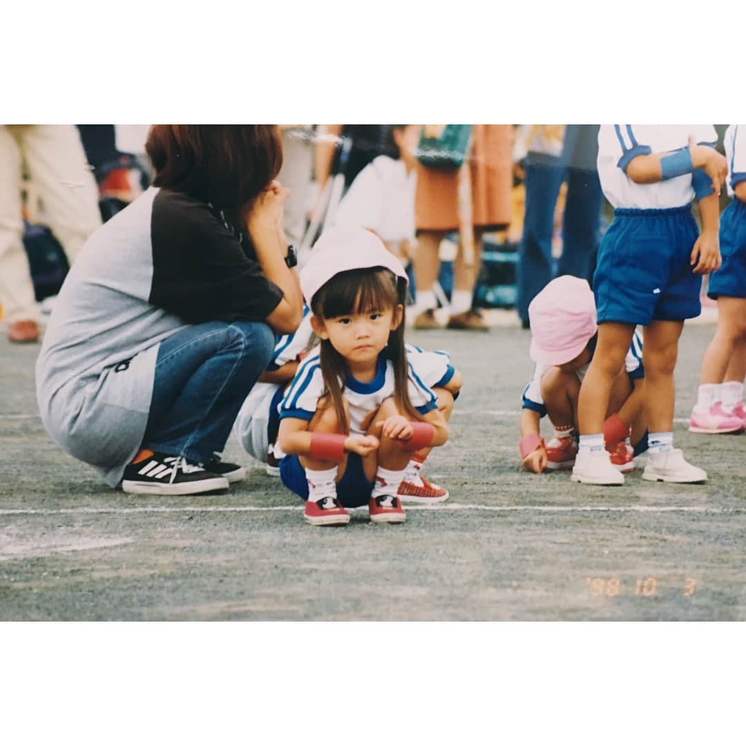 姫野れみのインスタグラム：「3枚追加 👧🏻🌼 #1998年 #4歳 #年少 #アルバム #写真 #ちなみに染めてないよ #ずっとぱっつん」