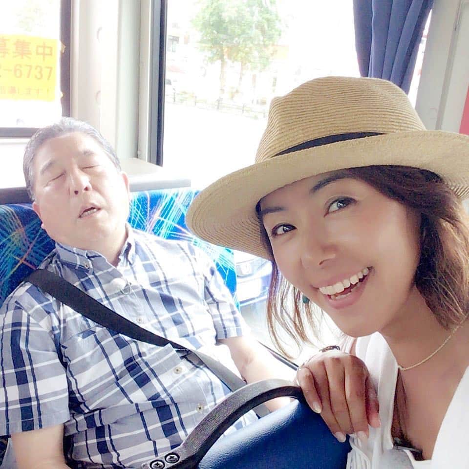 田中律子さんのインスタグラム写真 - (田中律子Instagram)「今日は朝から路線バスの旅のロケ✨相変わらず徳さんは爆睡です（笑） いびきかいて気持ち良くバスの旅、まだまだ続くよ、どこまでも🚌  #路線バスで寄り道の旅  #徳さん安定の爆睡  #テレビ朝日  #日曜日15:20〜放送」6月18日 15時23分 - ri2kotanaka