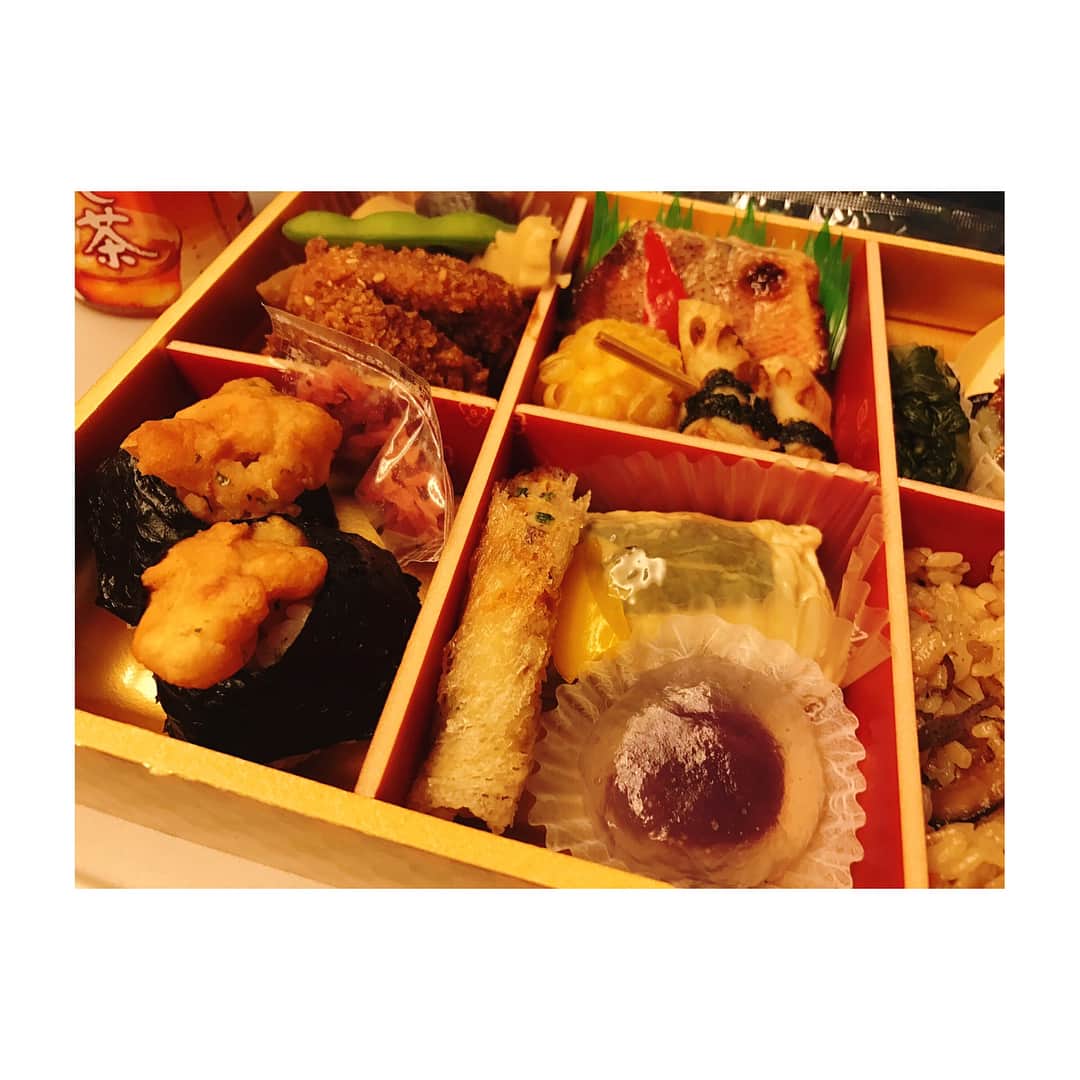 宇内梨沙さんのインスタグラム写真 - (宇内梨沙Instagram)「東京戻り中。 なんやかんやで忙しく 全くご飯を食べていなかったので… 新幹線でお弁当🍱 自分へのご褒美に 一番高いやつにしました…💓 味噌カツに天むすに… 食べたいものが詰まっていました😭 美味しかった😭 名古屋駅のホームにある 住よしのきしめんも食べたかったですが… 時間がなくて無念。  #美濃味匠 #米くるる #1600円なり  #秒でなくなりました」6月18日 20時31分 - risaunai