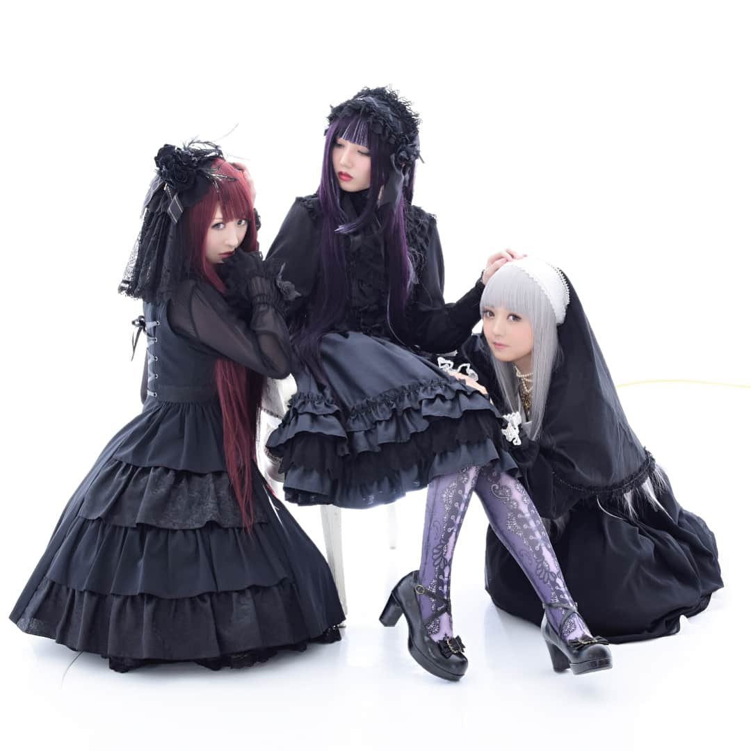 三上みかんのインスタグラム：「Gothic & Lolita . #lolita #lolitafashion #gothiclolita  #gothic  #japanesegirl #japaneseidol #mv #movie #live #merrymerli #メリーメルリー #メリメル #mikan_kotonoha #琴葉みかん  #maria_otonashi #音梨まりあ #neko_shina #椎名音心」