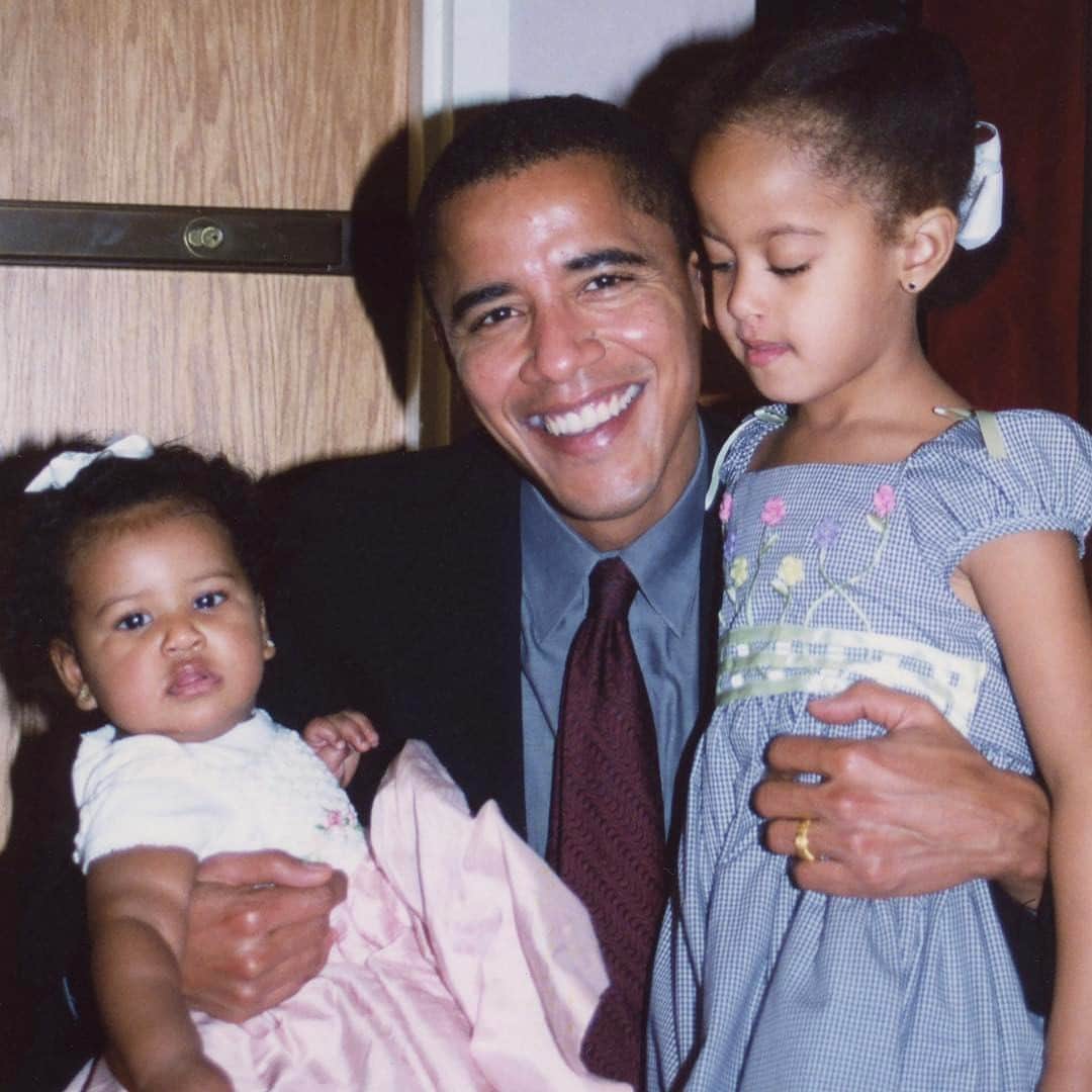 ミシェル・オバマさんのインスタグラム写真 - (ミシェル・オバマInstagram)「‪Happy #FathersDay @BarackObama. Our daughters may be older and taller now, but they’ll always be your little girls. We love you.‬」6月19日 0時02分 - michelleobama