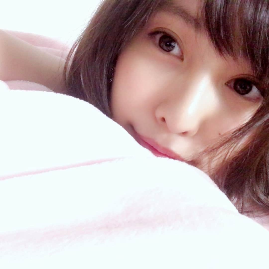 佐野ひなこさんのインスタグラム写真 - (佐野ひなこInstagram)「おやすみのちょっとまえ👀 明日は、、、^_^♡ ではおやすみなさい〜〜🌙 #顔面アップ あざとめ#あざとい #うさまる毛布につつまれて」6月19日 1時46分 - hinako_sano