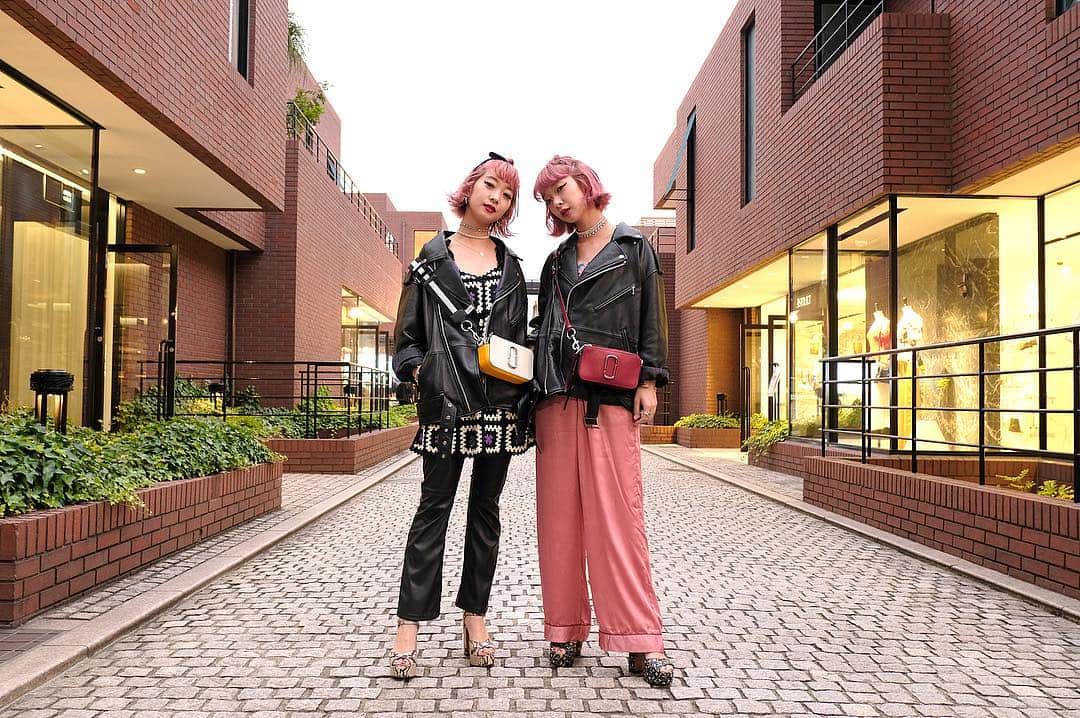 シトウレイさんのインスタグラム写真 - (シトウレイInstagram)「Lovely twins @amixxamiaya @ayaxxamiaya at Aoyama. 【質問】 　このようにカワイイ女の子が束になっている状態をなんといいますか。 【答】 　無双（キッパリ）！ #stylefromtokyo#tokyo #street #fashion #snap #twin #amiaya #joutie  #アミアヤちゃん　#双子　#青山」6月19日 9時10分 - reishito