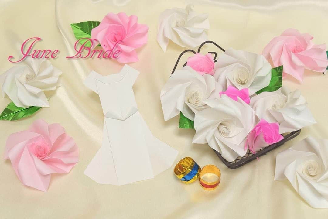 おりがみくらぶのインスタグラム：「6月は梅雨の時期でもありますが、ジューン・ブライドの月でもありますね。「うぇでぃんぐどれす」「おおむたろーず」 #ウェディングドレス #ジューンブライド #折紙 #折り紙 #おりがみ #おりがみくらぶ #origami #OrigamiClub #WeddingDress #JuneBride」