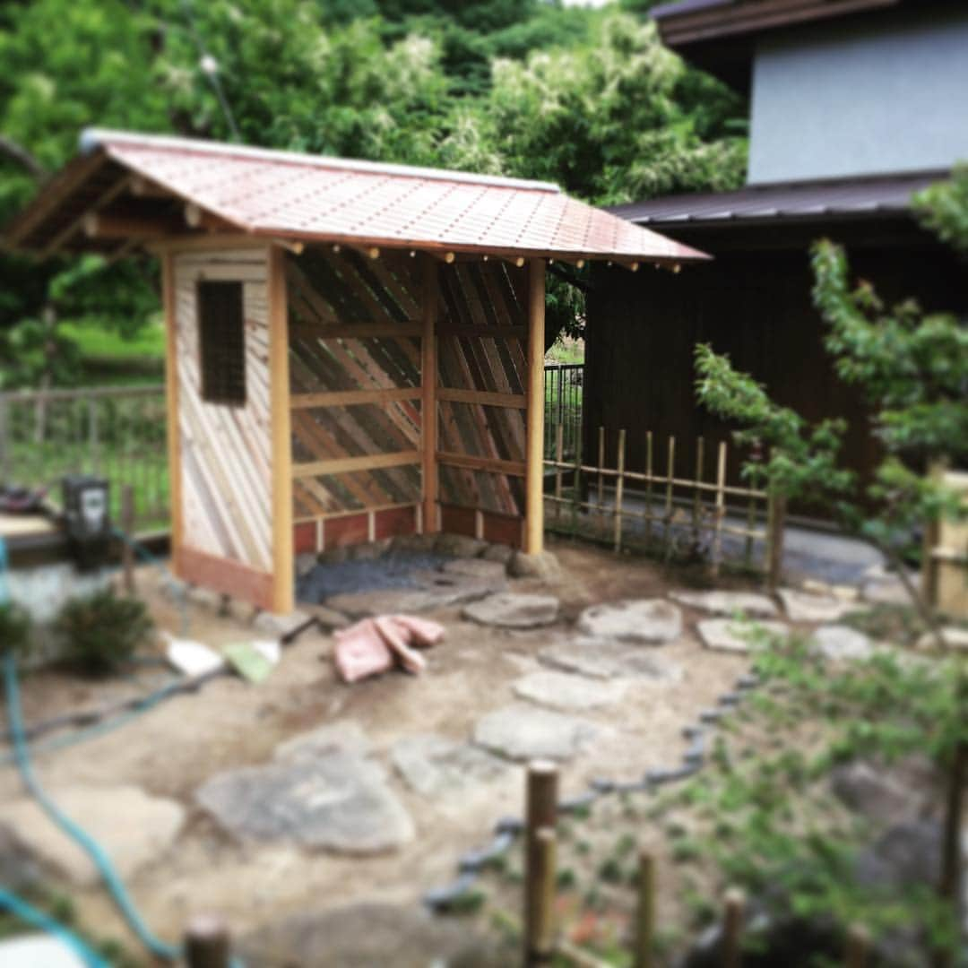 茨城県（有）福田建設のインスタグラム：「銅板ぶき 待ち合いだいぶかたちに  #待ち合い #注文住宅 #マイホーム #新築 #インテリア #家 #住宅 #工務店 #house #家づくり #暮らし #建築 #interior #design #architecture #デザイン #自然素材 #myhome #住まい #木の家 #施工事例 #一戸建て #設計 #home #無垢材 #福田建設　#自然素材の家　#茨城の注文住宅　#ナチュラル」