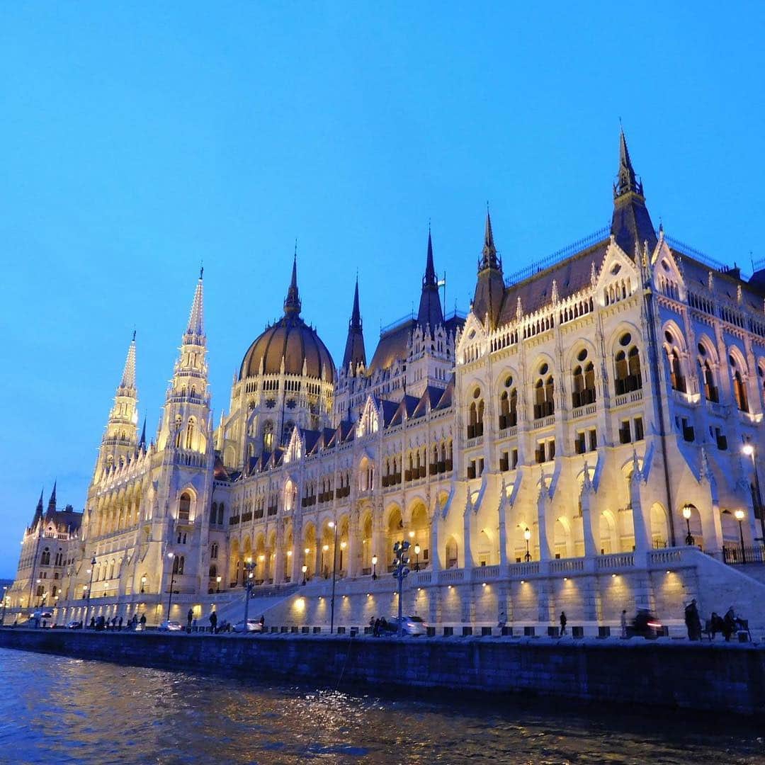 ソニー銀行公式のインスタグラム：「ハンガリー、ブダペストの国会議事堂✨ライトアップがはじまりかけた夕暮れ時の絶景。 #sonybankwallet #sonybank #ソニー銀行 #さあ世界の絶景へ #ハンガリー #ブダペスト」