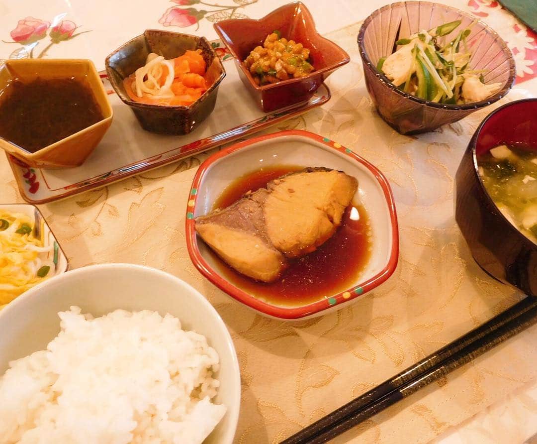 宇佐美蘭さんのインスタグラム写真 - (宇佐美蘭Instagram)「昨日は父の日だったので家族で焼肉に行きました🍖🤗 今日は魚を中心にあっさりと…🐟オフは外食が増えるので、家では調整しないといけませんね🤔 木更津で買っきたアオサをお味噌汁に入れました♡ #夜ご飯#和食」6月19日 19時00分 - usamiran_official