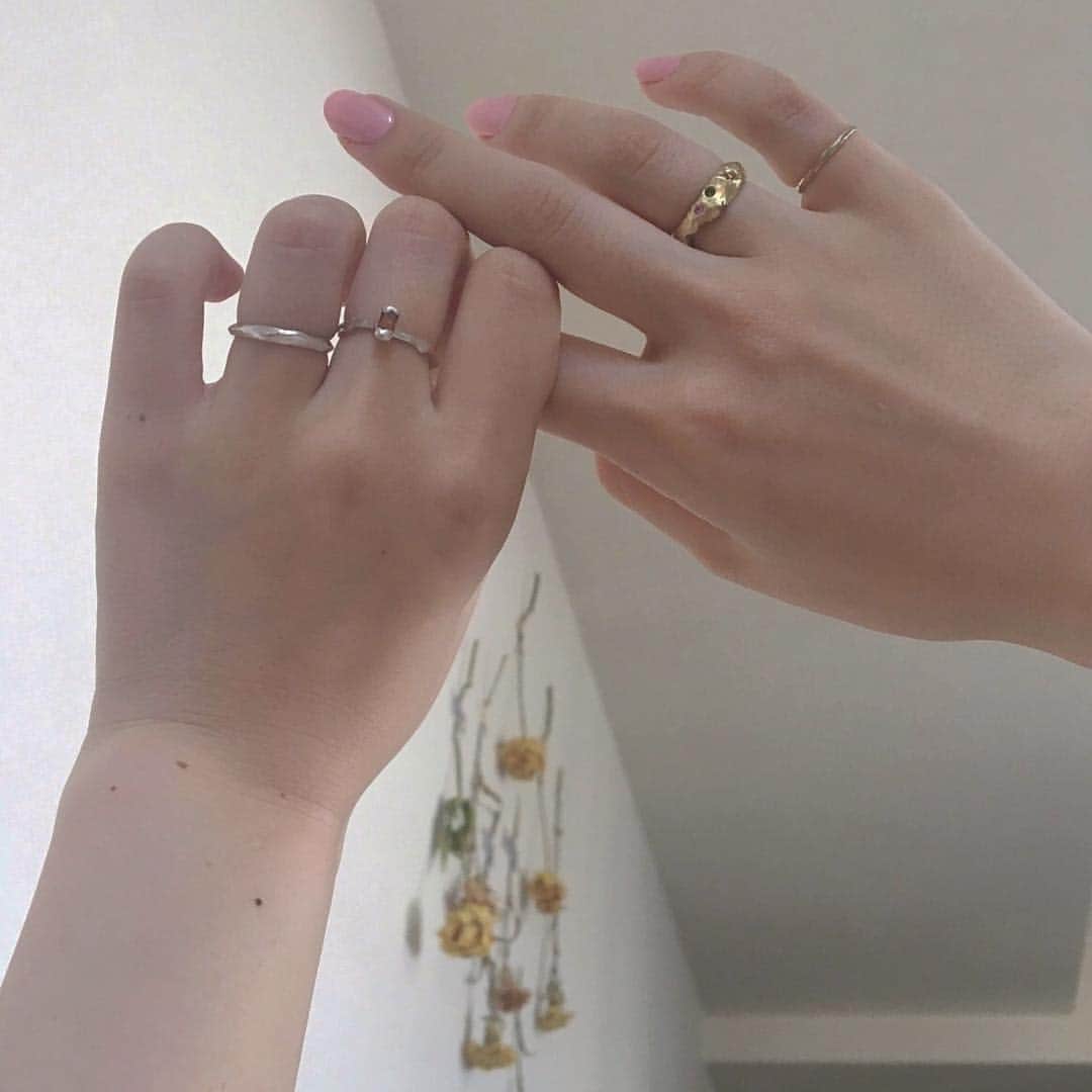 目見田早弥子のインスタグラム：「. お気に入りの指輪💍♡ 全部りょうくんにもらったもの😂💕 ブランドは全てPLUIE(@pluietokyo)で、 左手中指の指輪は、 この間販売された1点ものの指輪です♡ りょうくんのお誕生日なのに 私がプレゼントを貰ってしまいました😧🌷 たくさんありがとう♡ * * * #pluie #pluiehair #pluietokyo #プリュイ #ring #marriagering #engagementring」