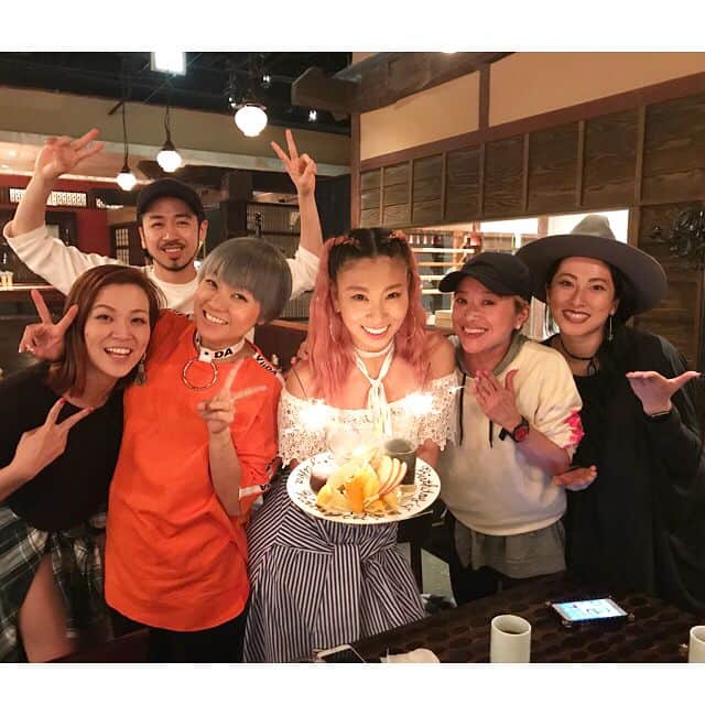 Nazukiのインスタグラム：「昨日は、ダンスチームメイトの相方YUKAの誕生日🎂👏👏👏 矢野 メデュ シュウちゃんの企画で、私とミホさんはサプライズで登場‼️‼️‼️‼️ 大成功🎊😂 20年近くの付き合い日なるけど、こうしてお祝いできて、変わらずの仲間がいて、ゆかも幸せそうだったし、楽しかった〜😭😭 毎年キャラが濃く増してくYUKA😆 そのまま突っ走ってね🤗  みんなにも会えて、Happyでした✨✨✨✨ #birthday #suprise #friend #dance #dancer #happy #silly」