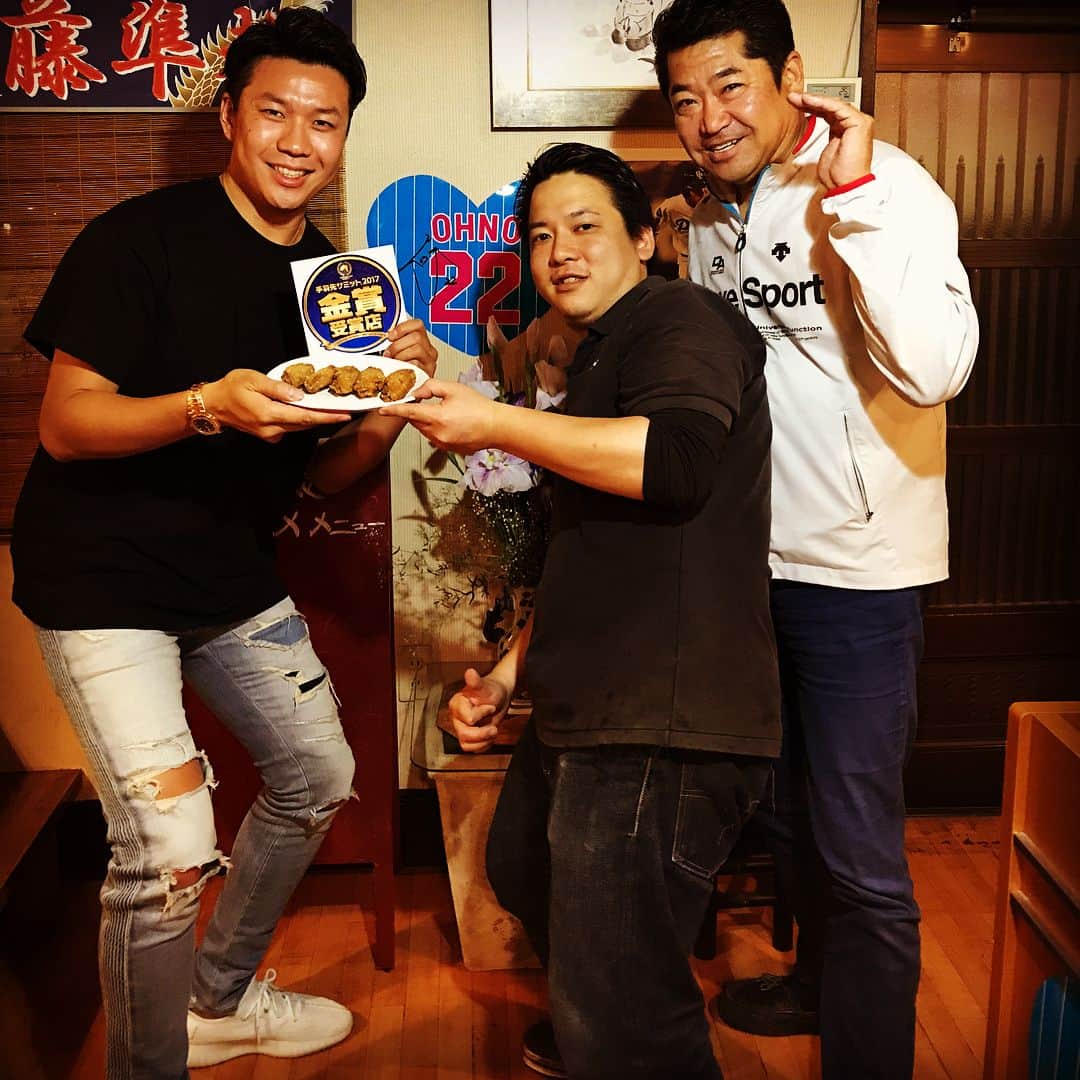 大野雄大のインスタグラム：「稲沢市にある、とり日和本店に行ってきました🐔とり日和の手羽先、手羽先サミット2017で金賞を受賞しました🎖ほんまに美味しいです💯みなさんも是非食べに行ってください〜🍴 そして金曜日からリーグ戦再開です、頑張っていきます🔥 #とり日和 #とり日和今池店 #手羽先 #手羽先サミット #伊藤準規父 #水野店長」
