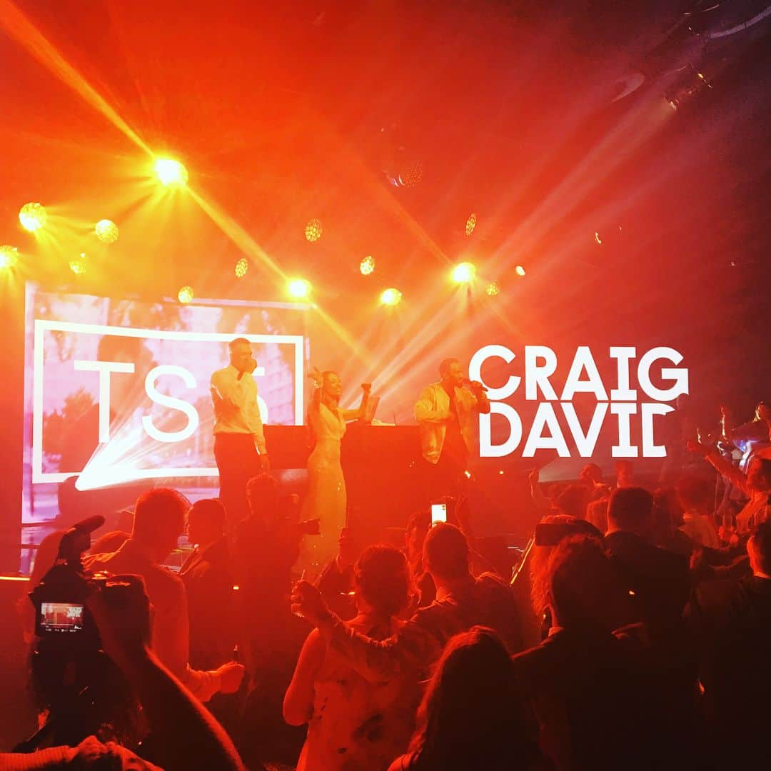 フィル・ジョーンズのインスタグラム：「My wedding surprise from my wife when @craigdavid turned up & shut the place down 🙌 Big thanks to him & @julieperryevents for making this happen 🎤👌 #16.06.17」