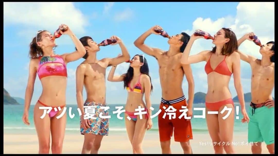 佐原モニカのインスタグラム：「コカ・コーラ @cocacola_japan 「コールドサインボトル篇」のCMに出てます♡♡ コレ！冷えてるか冷えてないかが、パッケージを見るだけでわかるの！ BBQとか、今からのシーズンにピッタリ！期間限定での発売だからお見逃しなく～✨✨ @taylorsuzuki　 @adesso.melody  #コカコーラ #コールドサインボトル #cocacola」