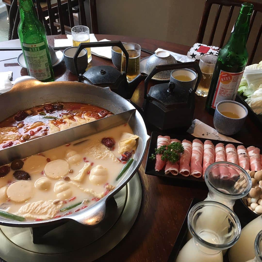 LINAさんのインスタグラム写真 - (LINAInstagram)「たっぷりと幸せの お裾分けをしてもらった 翌日は帰国日。 今回の旅で二度目ましての火鍋で 締めくくりましたー！ 台湾ビールのマンゴー味は ビール苦手の私でも 美味しく飲めた。 台湾バイバイ。 #MAX#NANA#LINA #taipei#okinawa #friends #lunch#hotpot#collagen#spicy #beer#mango#return #japan #無老鍋#火鍋#薬膳鍋#美容」6月20日 0時30分 - xxlina_now