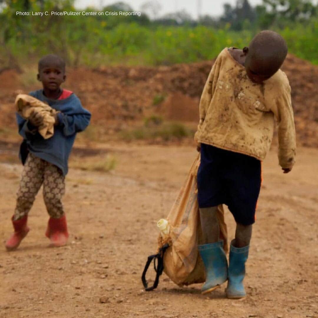 モリー・ベアのインスタグラム：「HELLO FRIENDS. These children live in “the world’s most toxic town” and now, they need your help. Pure Earth, a nonprofit that I wholeheartedly support, has been protecting these children by cleaning up their toxic town.  Their work was just featured on the front page of The Guardian: “The world's most toxic town: the terrible legacy of Zambia's lead mines.” After Pure Earth’s cleanup last year, children’s blood lead levels reportedly dropped by 50%. But their funding ran out. The children of Kabwe cannot wait. They need your help now. Join me in supporting Pure Earth.  Donate what you can now, and share this with your friends. Together #WeCanFightPollution. Link in Bio. (Photo: Larry C. Price/Pulitzer Center on Crisis Reporting)」