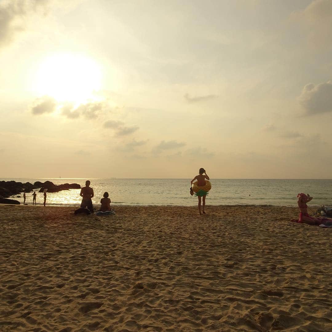 永瀬かおるさんのインスタグラム写真 - (永瀬かおるInstagram)「海へ歩くパイナップルさん🍍 懐かしいプーケットの夕日🌞  #nagase_kaoru #nmtinc #model #beach #bikini #sea #phuket #thai #sunset #永瀬かおる #思い出 #プーケット #海 #夕日 #パイナップル #浮き輪 #水着 #安心してください着てますよ」6月20日 11時11分 - nagase_kaoru