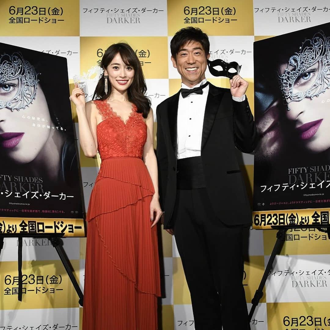 泉里香さんのインスタグラム写真 - (泉里香Instagram)「映画「フィフティ・シェイズ・ダーカー」公開直前イベントに、#原口あきまさ さんと参加させて頂きました🎭✨ 「フィフティ・シェイズ・オブ・グレイ」の続編。 とてもセクシーな作品です。ぜひ映画館でご覧ください🎞 第二章「フィフティー・ジェイズ・ダーカー」6月23日全国公開です！ 画を意識した赤いドレスと仮面をつけて💃 #fiftyshadesdarker#movie」6月20日 11時11分 - rika_izumi_