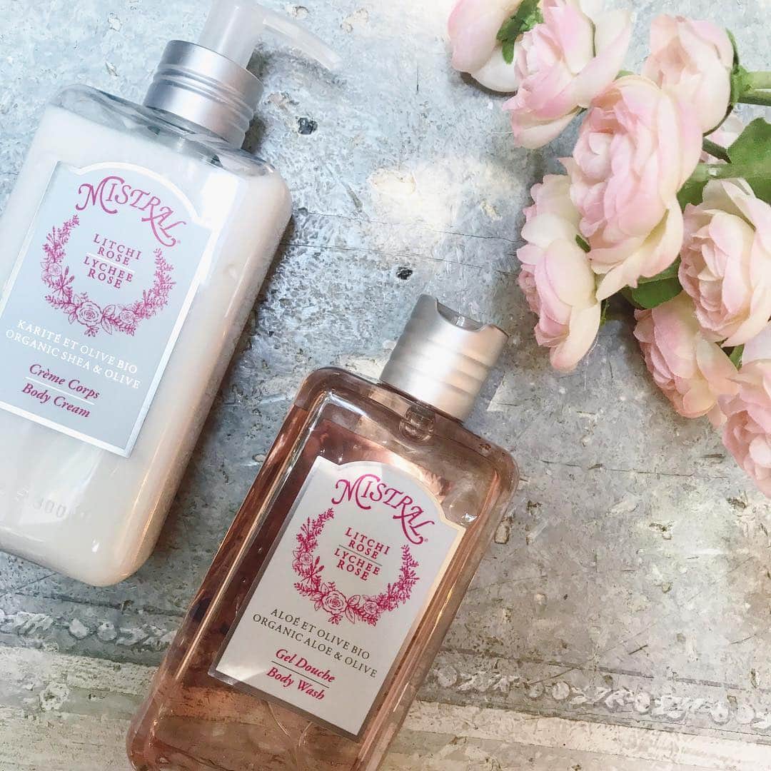 George&Oliverのインスタグラム：「. 北米内で約1000店舗もの取扱いがあるMISTRAL(ミストラルボーテ) . 女性らしいピンク色のシリーズは、西洋のロマンスと東洋のエレガンスが融合したライチローズのフェミニンな香り。 . ナチュラル&オーガニック成分を使用し、しっとり艶やかな肌へと導きます。 . ジョージオリバーのオンラインストアで販売中です。」