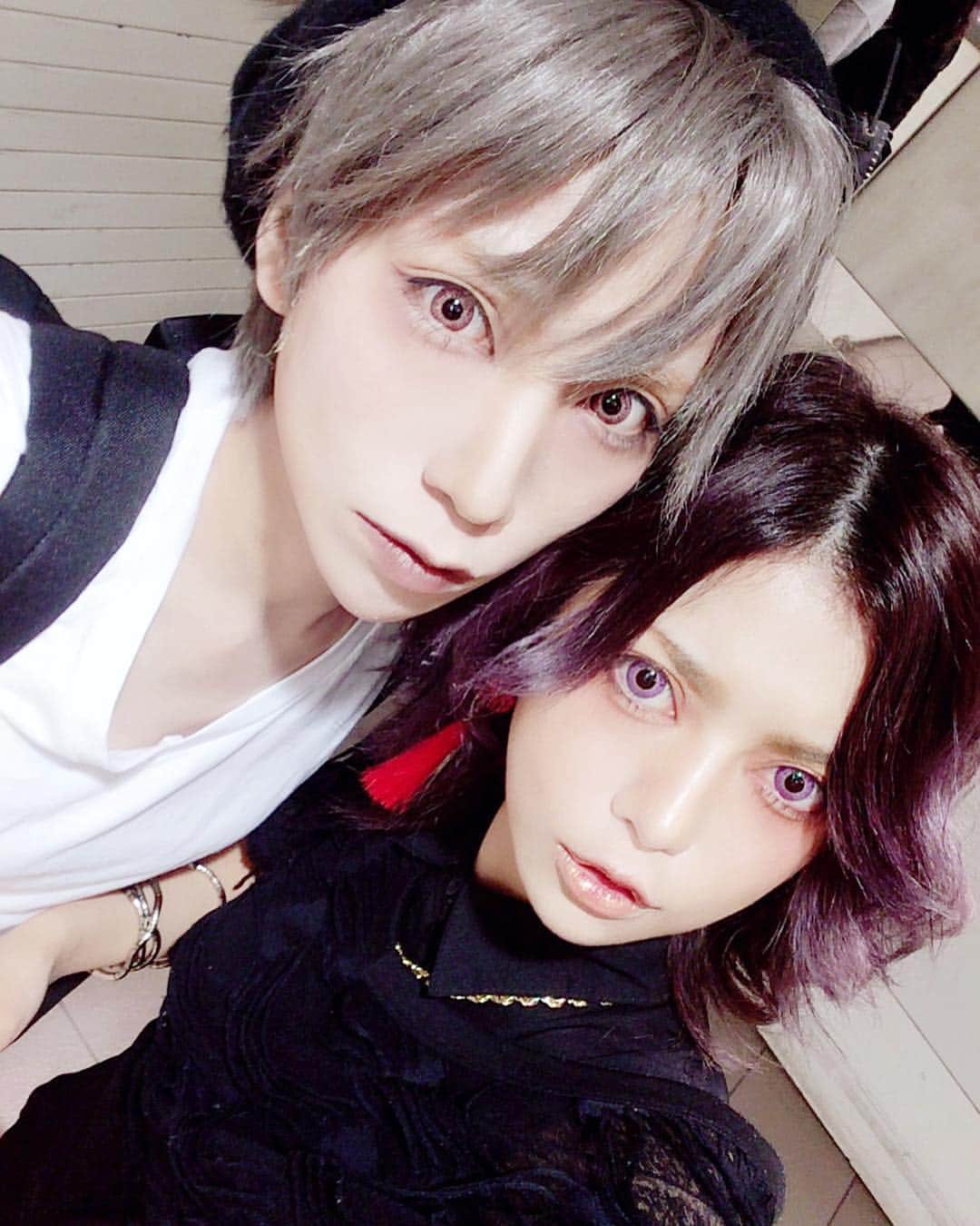 のインスタグラム：「樹理ちゃんとわたくし ダークリップとゴールドリップ💄  #selfie #make #haircolor #lipmake #goldlip #unisex #unisexfashion #unisexstyle」