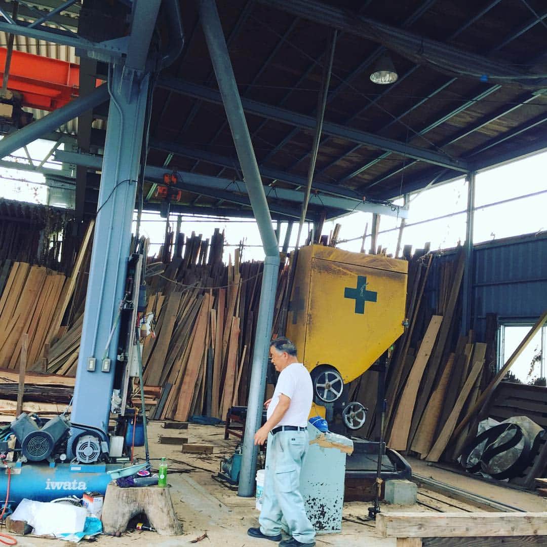 茨城県（有）福田建設のインスタグラム：「親方は自社工場で製材中！  #待ち合い #注文住宅 #マイホーム #新築 #インテリア #家 #住宅 #工務店 #house #家づくり #暮らし #建築 #interior #design #architecture #デザイン #自然素材 #myhome #住まい #木の家 #施工事例 #一戸建て #設計 #home #無垢材 #福田建設　#自然素材の家　#茨城の注文住宅　#ナチュラル」