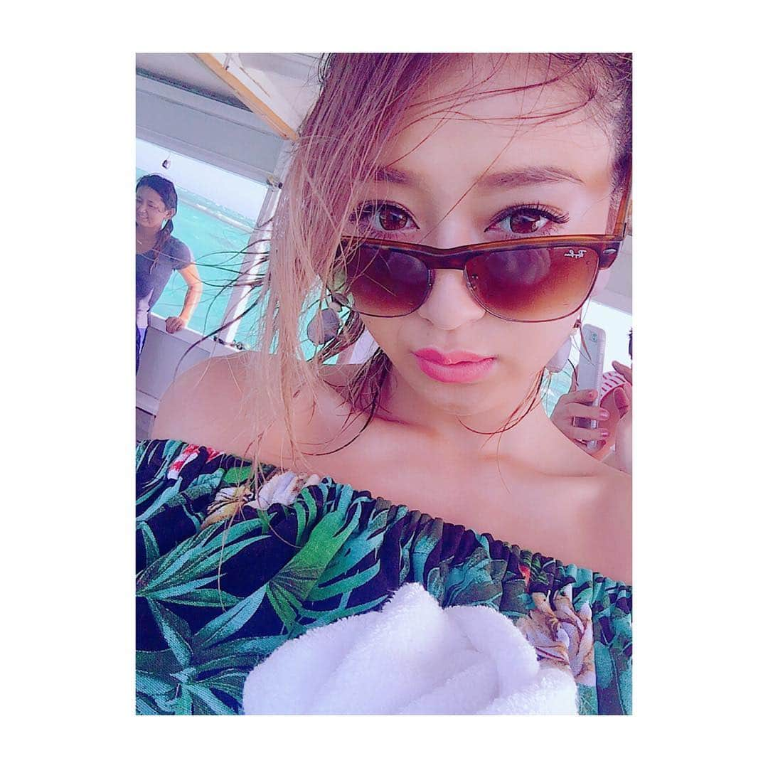 池田美優（みちょぱ）さんのインスタグラム写真 - (池田美優（みちょぱ）Instagram)「． あるところでのロケ2日目！ 船が出せなくなって 急遽違うところに泊まったから 朝から船に乗ったけど波高すぎて みんなシャワー浴びた並みにびちょびちょ。笑 そんな感じで今日1日すたーと❤️」6月20日 10時49分 - michopa1030