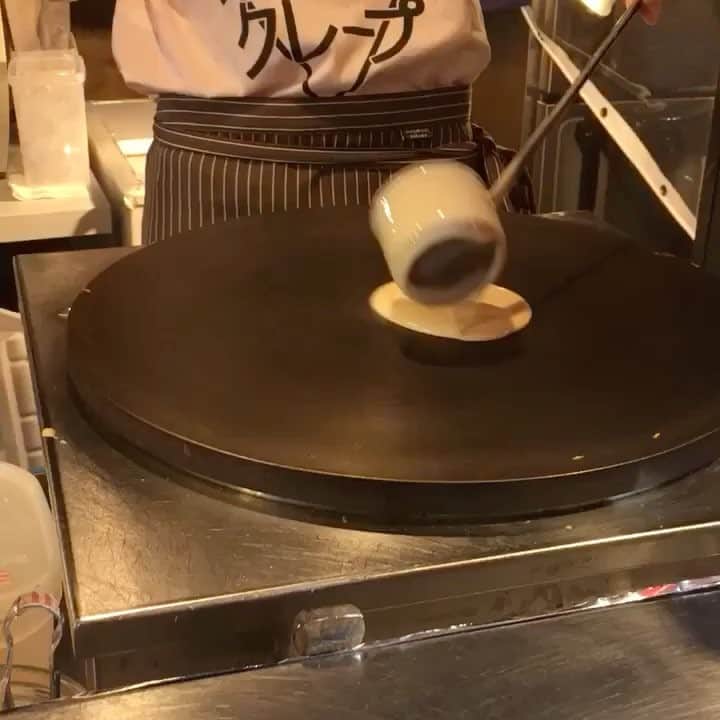 大阪グルメウォークのインスタグラム：「Continues with No. 30 Dotonbori Crepe Shop by Creo-Ru.  Very delicately made with lots of mango!  I don't think there are many shops serving this much volume!  Many foreign customers come here, so shop staff can service you in English.  There are few seats available right in front of shops, so you can sit and enjoy!  NO.30の 【道頓堀クレープ／Dotonbori Crepe shop by Creo-Ru】さん 続きです☆ . 一つ一つの動きが丁寧ですね～😂 そして、マンゴークレープの名の通り マンゴーの量が多いです☆ こんなに盛りだくさんなクレープ屋さんは 中々ないですよ！ . 外国人の方も多く来られていましたが、 英語をしっかり勉強されているようで スムーズに接客されていたのがとても印象的でした😊 . 広場の前に座れる場所があるので観光中にちょっと一息。。。 なんていうのも出来ますよ☆ . そして！ こちらのお店もインスタグラムをやっているので チェックしてみてくださいね🦋 . 今日はここまで！ 次回もお楽しみに☆彡 . #大阪 #心斎橋  #道頓堀クレープ #角座広場  #大阪名物 #おやつ  #マンゴー #クレープ  #osaka #osakatrip #namba #dotonbori #crepe #sweet #desserts #グルメウォーク #gourmetwalk」