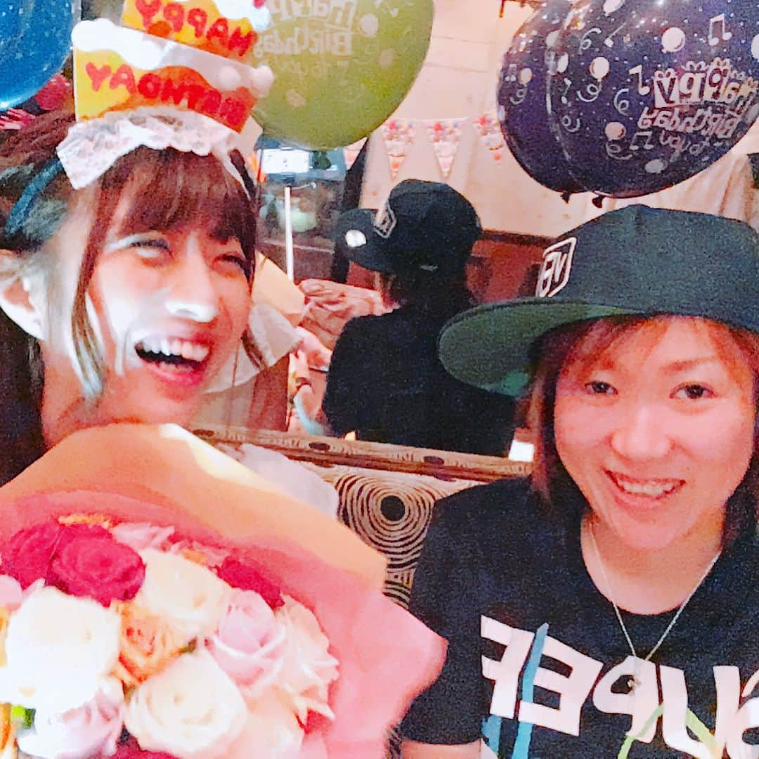 古川真奈美さんのインスタグラム写真 - (古川真奈美Instagram)「みんながお祝いしてくれて幸せな30代をスタートしましたーー🤗❤️❤️ 去年の誕生日で学習して、今年はゲロゲロピーピーにならない程度に飲んだ🍷✨笑  #サプライズありがとう #本当かおちゃんの前振りやばい #普通に落ち込んでた #とんだサプライズ #幸せ  #相変わらずみおいい奴 #プレゼントありがとう #大切に使うね #大好き  #夏思い出作りいこう」6月20日 20時32分 - mana_0619