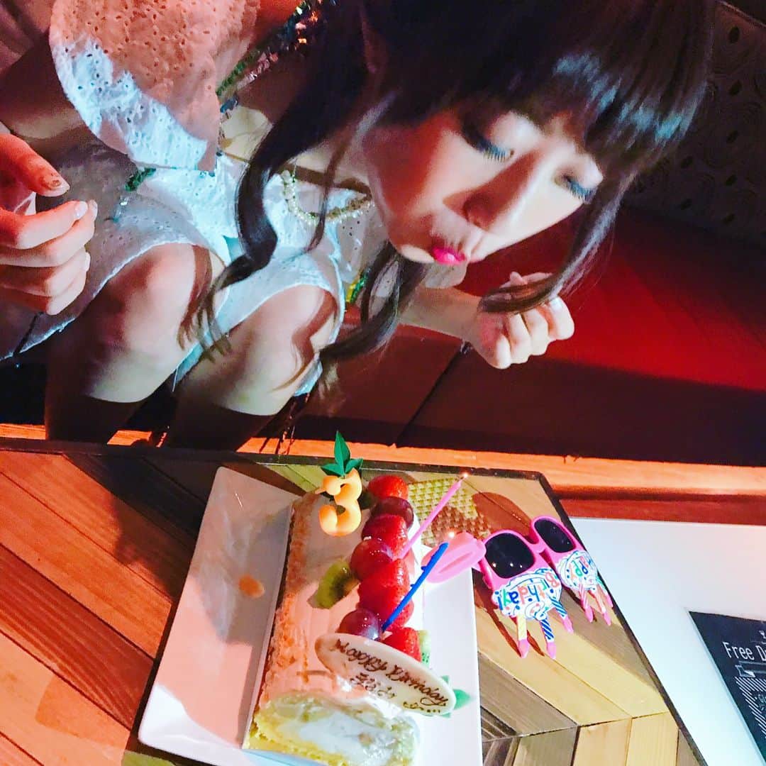 古川真奈美さんのインスタグラム写真 - (古川真奈美Instagram)「みんながお祝いしてくれて幸せな30代をスタートしましたーー🤗❤️❤️ 去年の誕生日で学習して、今年はゲロゲロピーピーにならない程度に飲んだ🍷✨笑  #サプライズありがとう #本当かおちゃんの前振りやばい #普通に落ち込んでた #とんだサプライズ #幸せ  #相変わらずみおいい奴 #プレゼントありがとう #大切に使うね #大好き  #夏思い出作りいこう」6月20日 20時32分 - mana_0619