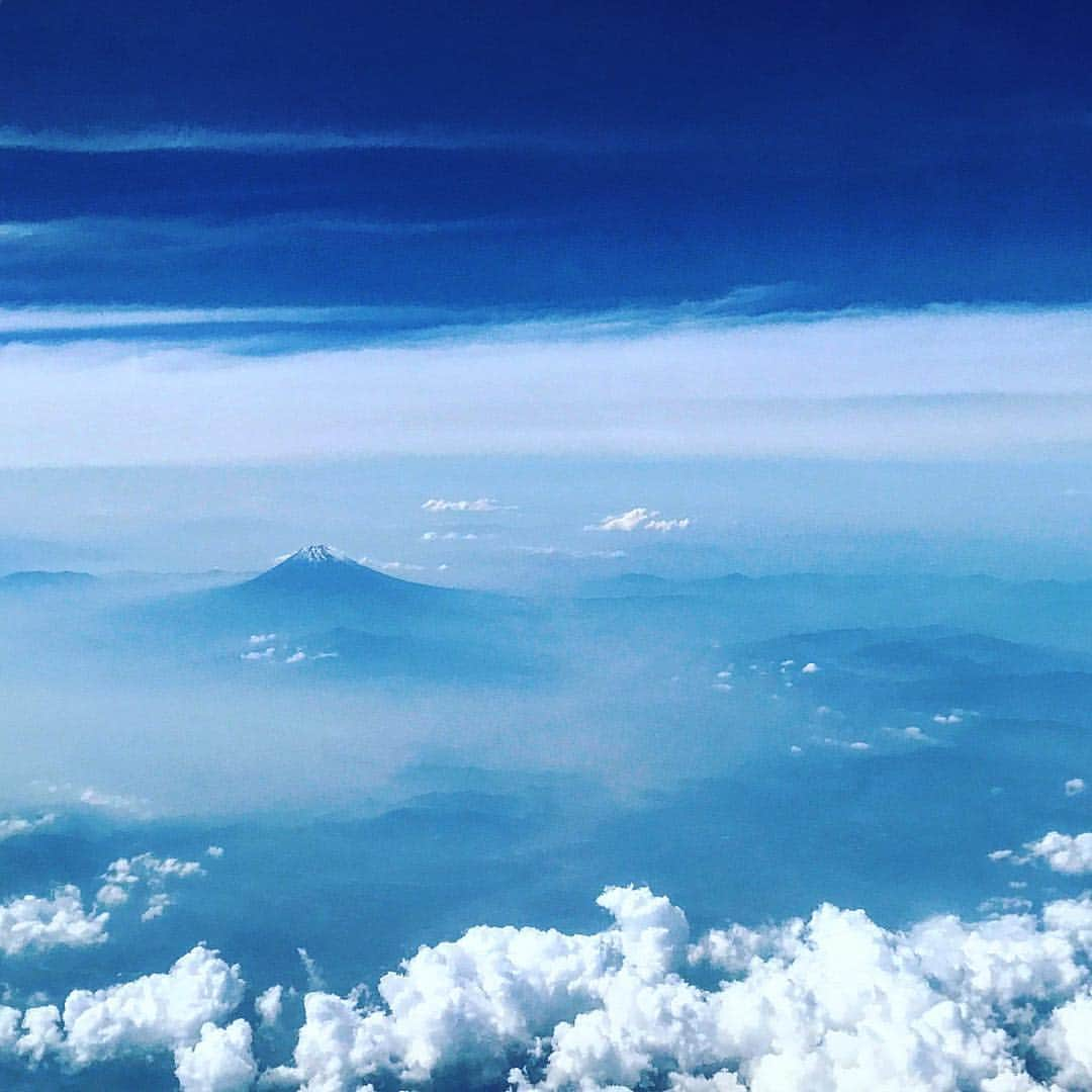 丸山穂高さんのインスタグラム写真 - (丸山穂高Instagram)「地元と東京の往復に年間百回以上乗る飛行機は天気が良ければ眼下に富士山が見えます。今日は少し曇っていましたが薄っすらと。これもまた絶景ですね。 #富士山 #青い空 #白い雲」6月20日 17時32分 - hodakamaruyama