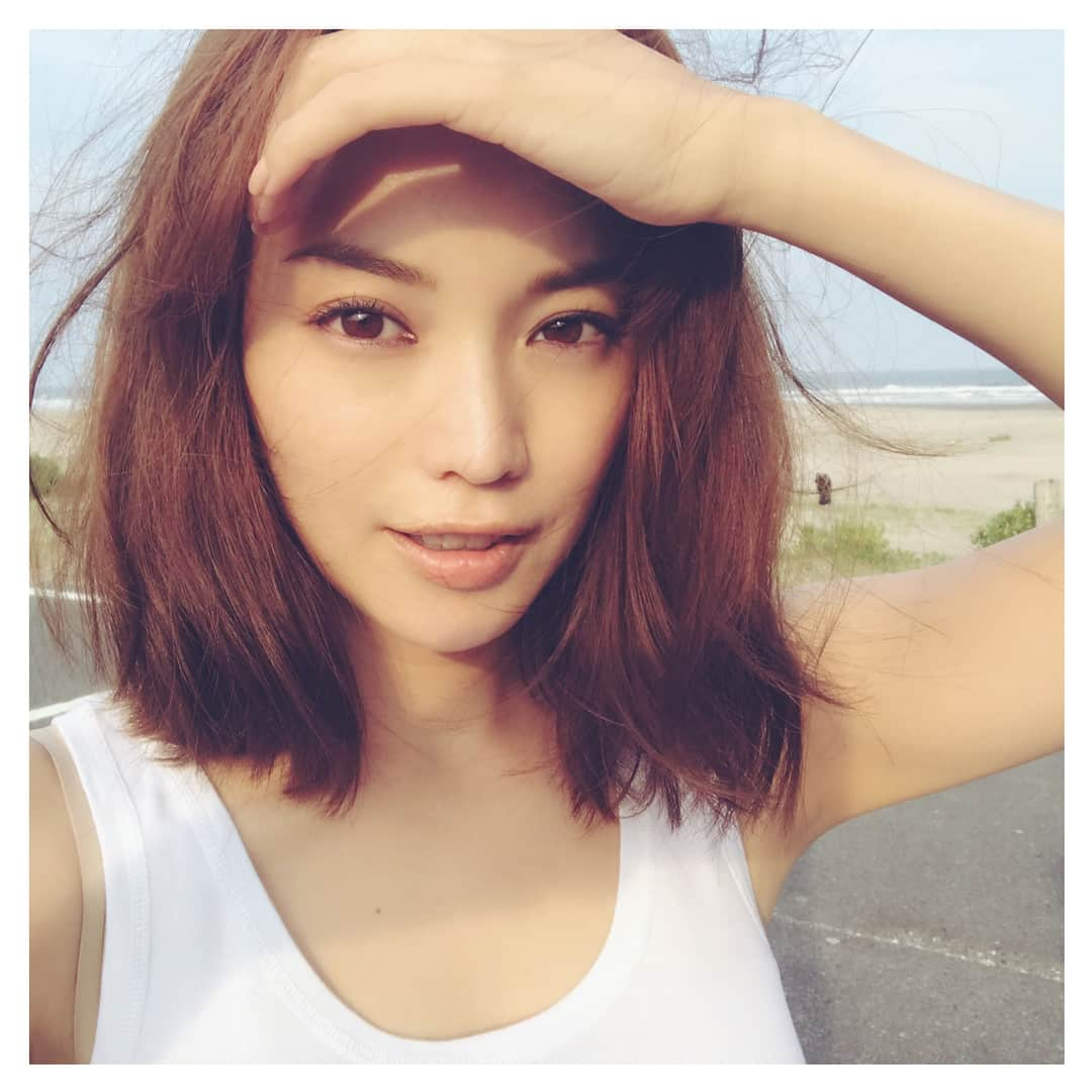 蛯原友里さんのインスタグラム写真 - (蛯原友里Instagram)「今日のラストは九十九里の海辺で！ 夕陽が気持ちよかったぁ！ #domani #九十九里#海辺 #夕陽 #seashore #settingsun #気持ちいい」6月20日 17時38分 - yuri_ebihara